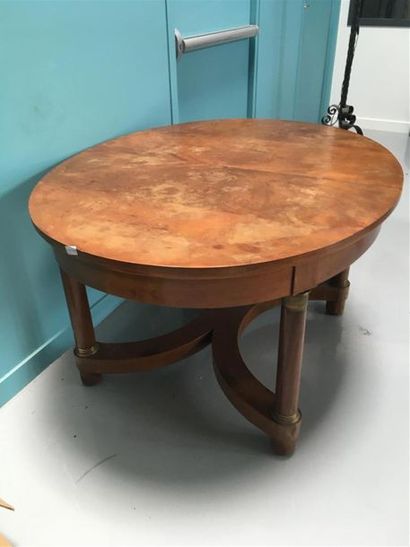 null Table avec entretoise en bois de placage
132x 110 cm
H : 74 cm
