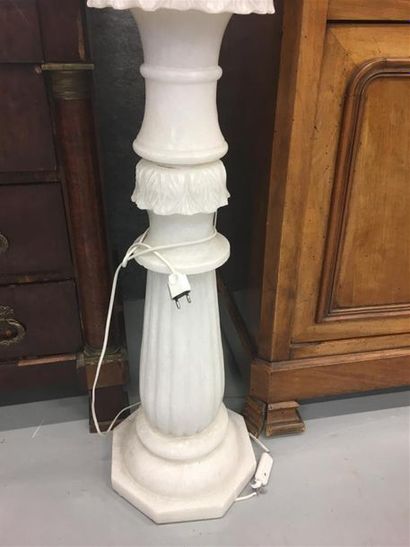 null colonne et lampe en albatre en forme d'ananas
H: 135 cm