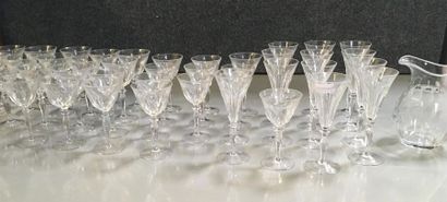 null Service de verres en cristal taillé à pans, comprenant 12 flutes à champagne,...