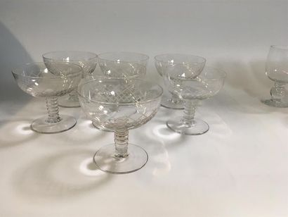 null Lot de 11 verres à bistrot joint 7 coupes à champagne en verre gravé