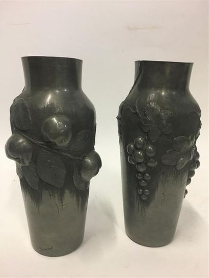 null Deux vases en étain à décor de grapes signés Ermenaule
H : 28 cm