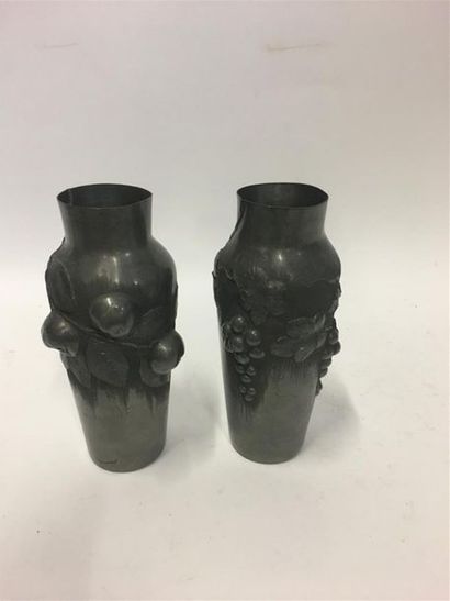 null Deux vases en étain à décor de grapes signés Ermenaule
H : 28 cm