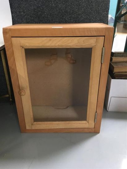 null Vitrine en bois naturel 
50 x 40 cm
P : 20 cm