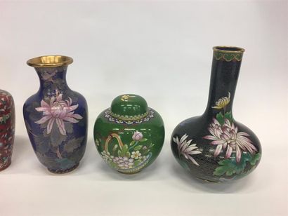 null Lot de 4 vases cloisonnés dont une paire, un pot couvert
H paire de vases :...