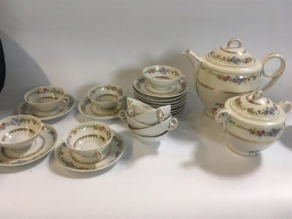 null Limoges
Service à thé à décor de fleurs en porcelaine
Pot à lait, sucrier et...