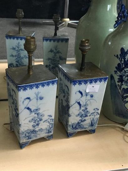 null Paire de vases carrés montés en lampe en porcelaine bleu et blanche
H : 18 ...