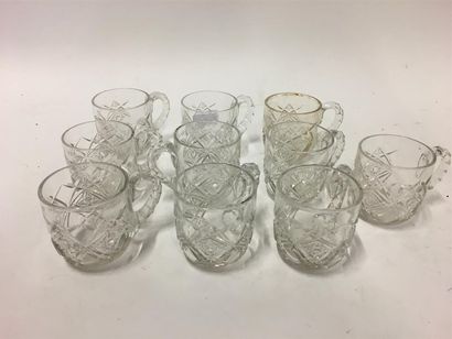 null Baccarat 10 tasses en cristal taillé 