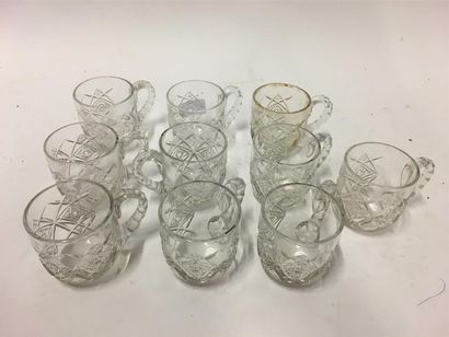 null Baccarat 10 tasses en cristal taillé 