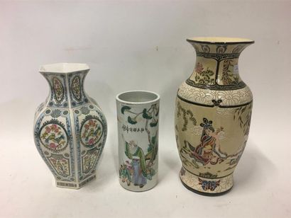 null Chine Vase rouleau en porcelaine à décor de sage
Joint deux autres vases
H ...