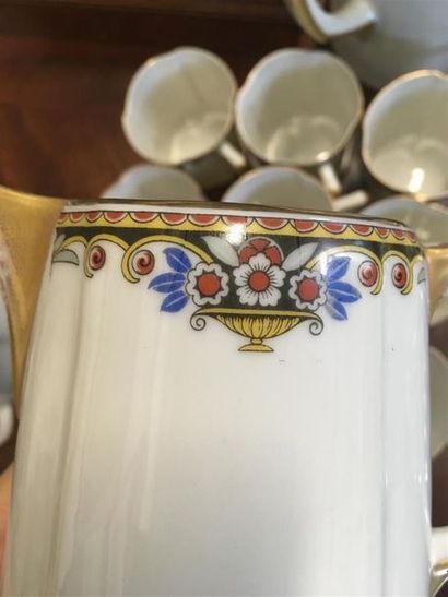 null LIMOGES service à café porcelaine de Limoges dorée à décor de bouquets
floraux,...