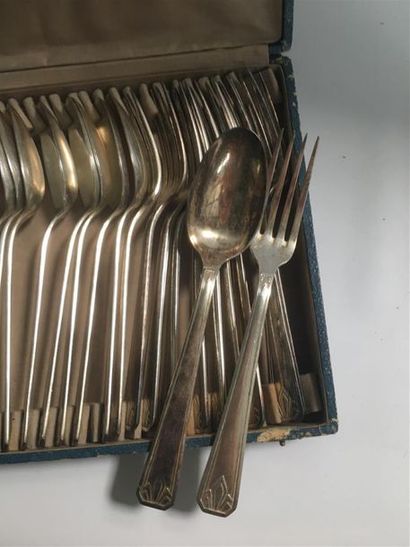 null Ménagère en métal argenté Art Déco 11 fourchettes et 12 cuillères