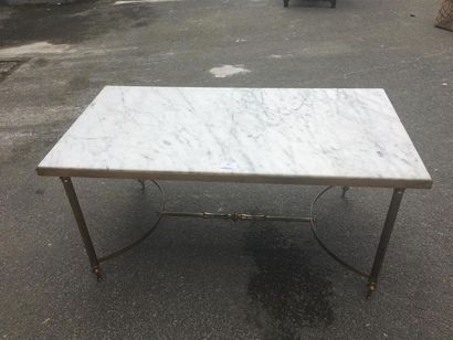 null Table basse pied en laiton plateau en marbre de style Louis XVI
87 x 45 x 41...