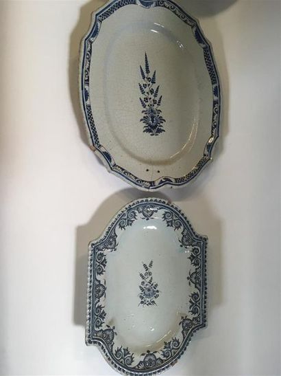 null Lot de faience , porcelaine comprenant deux plats , deux assiettes, joint deux...