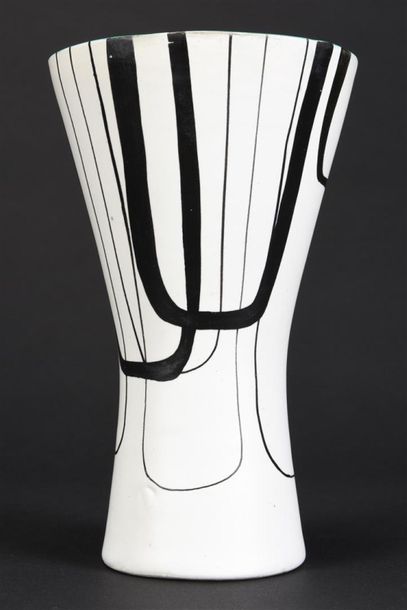null Roger CAPRON (1922-2008)
Rare vase de forme légèrement diabolo à décor en céramique...