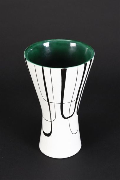 null Roger CAPRON (1922-2008)
Rare vase de forme légèrement diabolo à décor en céramique...