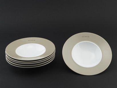 null Paul BOCUSE
Important service de table en porcelaine comprenant : Six grandes...