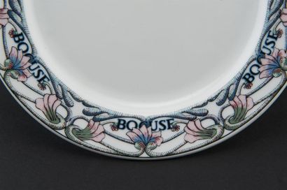 null Paul BOCUSE
Service de table en porcelaine à décor de fleurs de Pavots comprenant :...