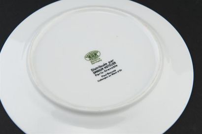 null Paul BOCUSE
Service de table en porcelaine à décor de fleurs de Pavots comprenant :...