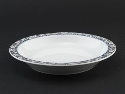 null Paul BOCUSE
Service de table en porcelaine à décor de fleurs de Pavots comprenant :...