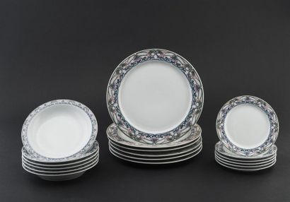 null Paul BOCUSE
Service de table en porcelaine à décor de fleurs de Pavots comprenant :...