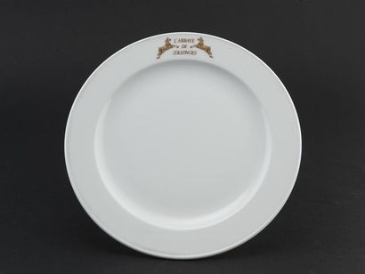 null Six assiettes plates en porcelaine blanche, siglées de « l'abbaye à Collong...