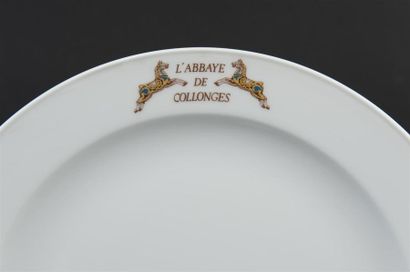 null Six assiettes plates en porcelaine blanche, siglées de « l'abbaye à Collong...