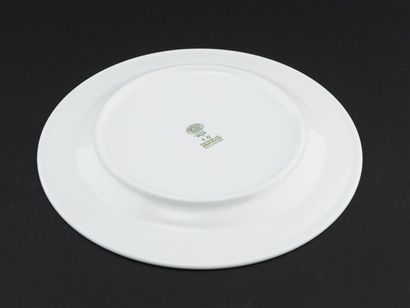 null Six assiettes plates en porcelaine blanche, siglées de « l'abbaye à Collong...