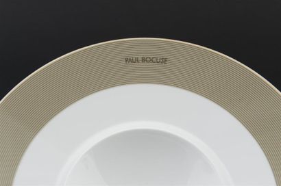 null Paul BOCUSE
Important service de table en porcelaine comprenant : Six grandes...