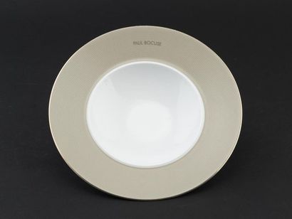null Paul BOCUSE
Important service de table en porcelaine comprenant : Six grandes...