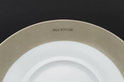 null Paul BOCUSE
Important service de table en porcelaine comprenant : Six grandes...