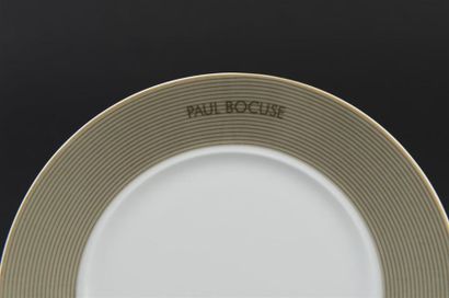 null Paul BOCUSE
Important service de table en porcelaine comprenant : Six grandes...