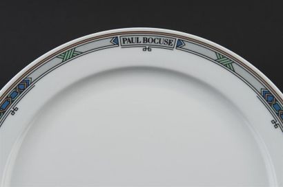 null Paul BOCUSE, 
Six grandes assiettes en porcelaine blanche, aile soulignée d'un...
