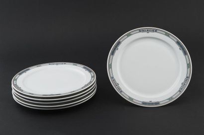 null Paul BOCUSE, 
Six grandes assiettes en porcelaine blanche, aile soulignée d'un...