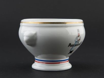 null Six bols de soupe à la truffe VGE, Elysée 1975 en porcelaine blanche.
Siglées...