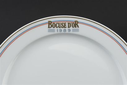 null Paul BOCUSE 
Six Assiettes en porcelaine, aile soulignée d'un filet tricolore...