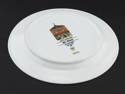 null Paul BOCUSE 
Six Assiettes en porcelaine, aile soulignée d'un filet tricolore...