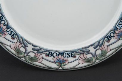null Paul BOCUSE
Service de table en porcelaine à décor de fleurs de Pavots comprenant :...