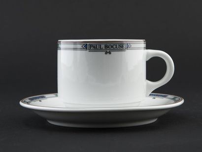 null Six tasses et sous tasses à thé en porcelaine blanche soulignée d'un décor géométrique...