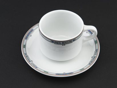 null Six tasses et sous tasses à thé en porcelaine blanche soulignée d'un décor géométrique...