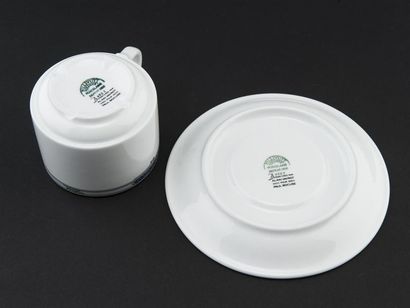 null Six tasses et sous tasses à thé en porcelaine blanche soulignée d'un décor géométrique...