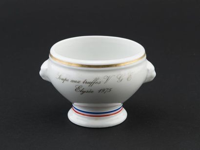 null Six bols de soupe à la truffe VGE, Elysée 1975 en porcelaine blanche.
Siglées...