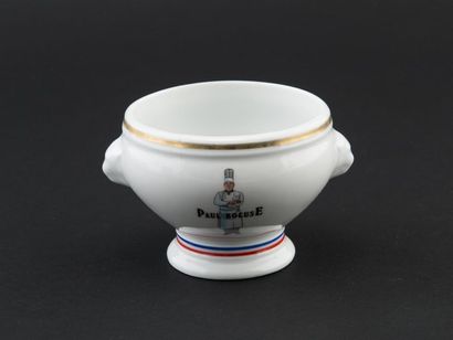 null Six bols de soupe à la truffe VGE, Elysée 1975 en porcelaine blanche.
Siglées...