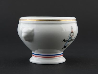 null Six bols de soupe à la truffe VGE, Elysée 1975 en porcelaine blanche.
Siglées...