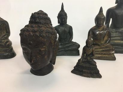 null Sept boudha en bronze et une tête de boudha en bronze 
Thaïlande et Birmanie...
