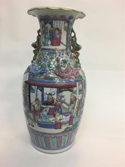 null CHINE, vase balustre en porcelaine de Canton
XXème siècle
H : 46 cm