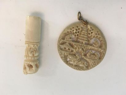 null Médaillon en ivoire sculpté et un cachet en ivoire
D : 4 cm