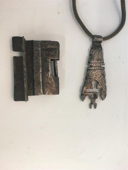 null Cadenas en acier avec sa clé, ancien travail marocain