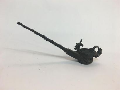 null Pipe à opium en bronze patiné
L : 23 cm