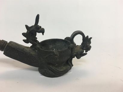 null Pipe à opium en bronze patiné
L : 23 cm
