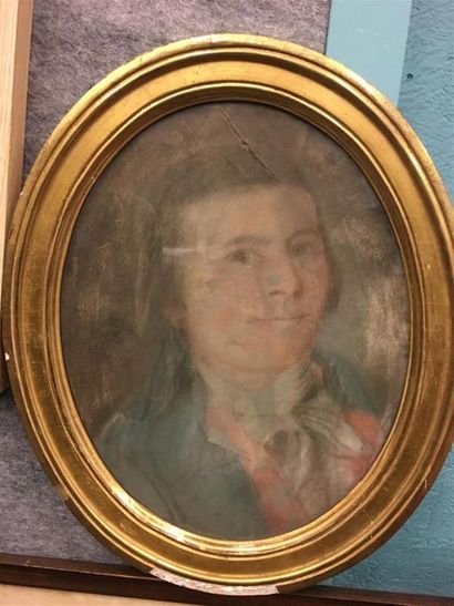 null Portrait d'homme, pastel sur papier, 18ème siècle
Cadre ovale en bois doré
39*30...